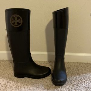 Tory Burch,Black rain boots w/Black leather collar